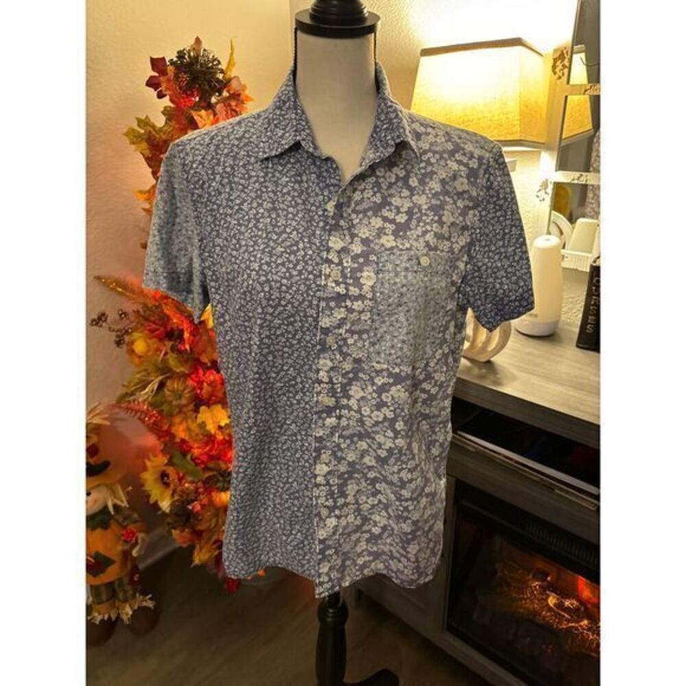 American Eagle button down short sleeve size small